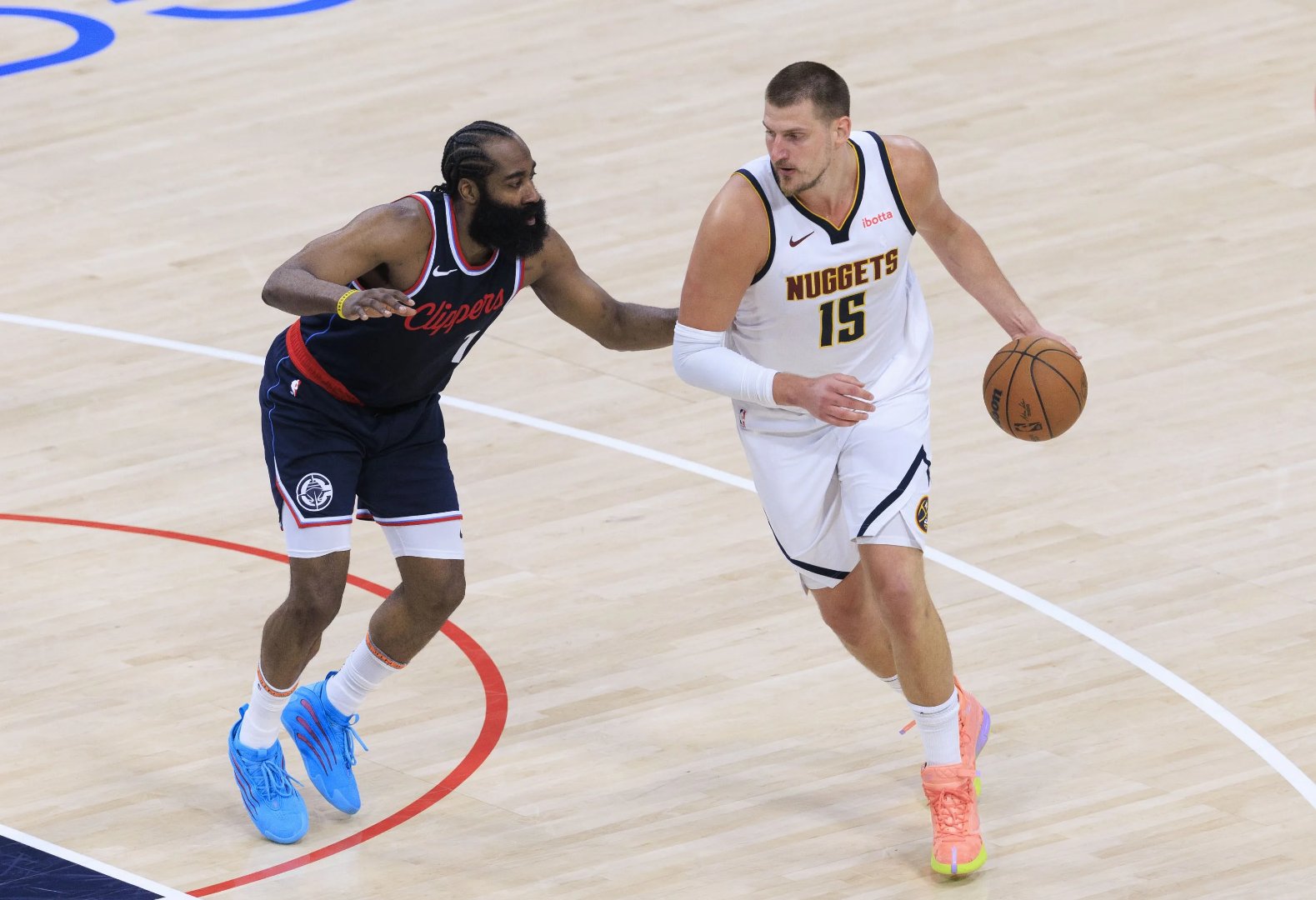 76人球员公开质疑裁判判罚尺度，引争议，是一出现女人.